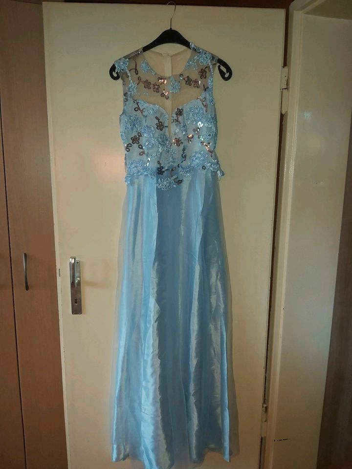 Hellblaues Kleid mit silbernen Pailletten in Osterode am Harz