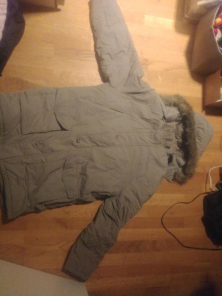 Wintermantel Jacke Herren Esprit khaki in Eriskirch