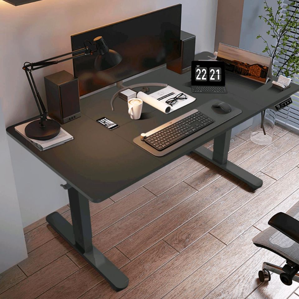 Schwarzer Schreibtisch Höhenverstellbar Gaming/Bürotisch in Schwarzenbek