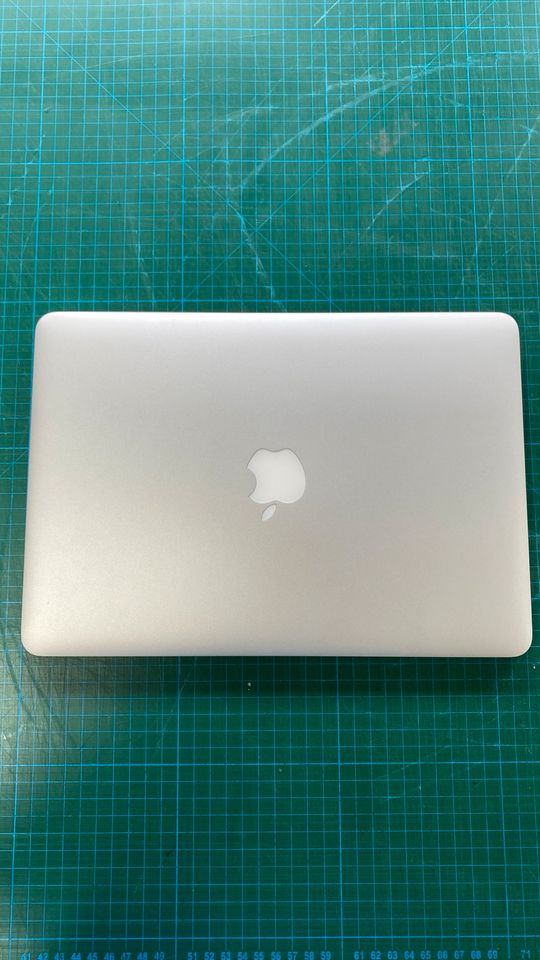 MacBook Pro 8gb Ram, 256Gb SSD, 2,4Ghz i5 mit Belkin Hülle in Eckental 