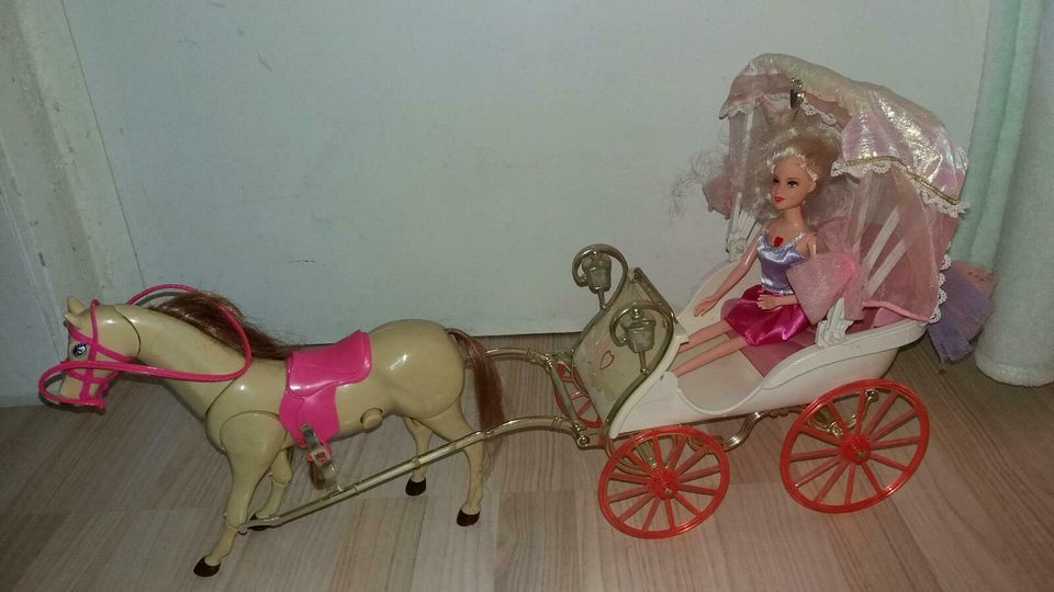 Mattel Barbie Kutsche mit funktionellen Pferd und Barbie in Schramberg