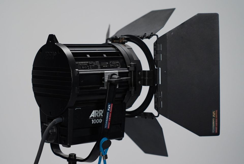 ARRI Junior 1000W Plus Fresnel Tungsten Stufenlinse Filmlicht in München