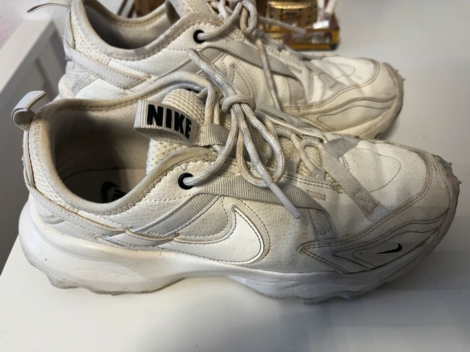 Nike Schuhe in Elsfleth