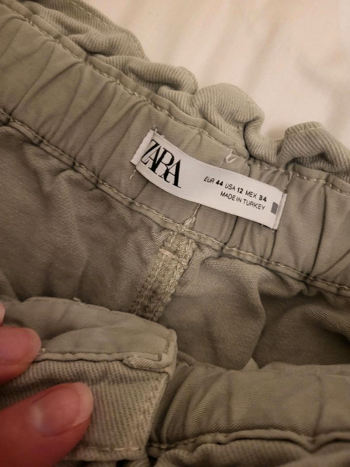 Zara Jeans high waist khaki oliv Gr. 44 ** NEU in Röttenbach (bei Erlangen)