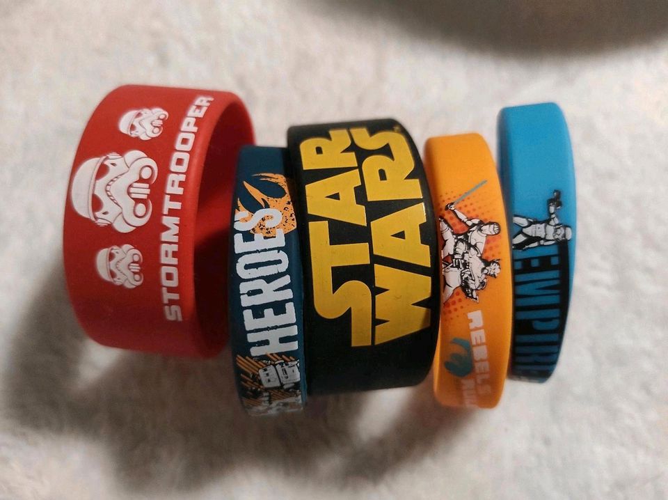 Star Wars Konvolut Armbänder Anhänger Pins Radiergummi usw. in Freudenberg