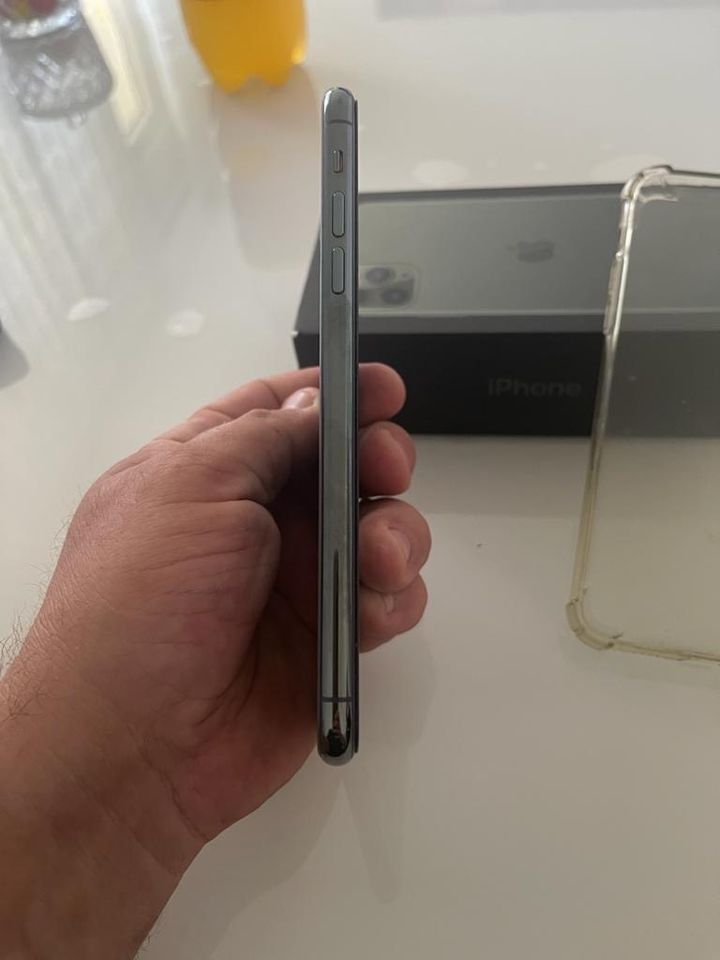 Iphone 11 pro max sehr sauber in Duisburg