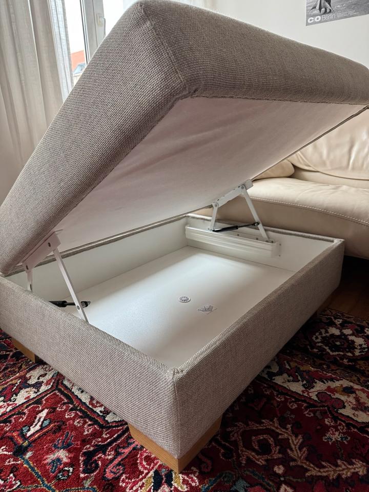 Großer Sitzhocker mit viel Stauraum / als Recamiere nutzbar in Berlin