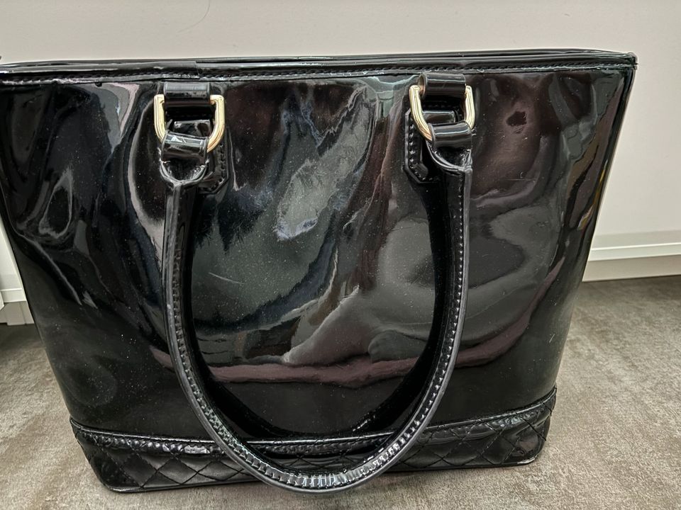 Handtasche Guess schwarz Lack in Rastatt