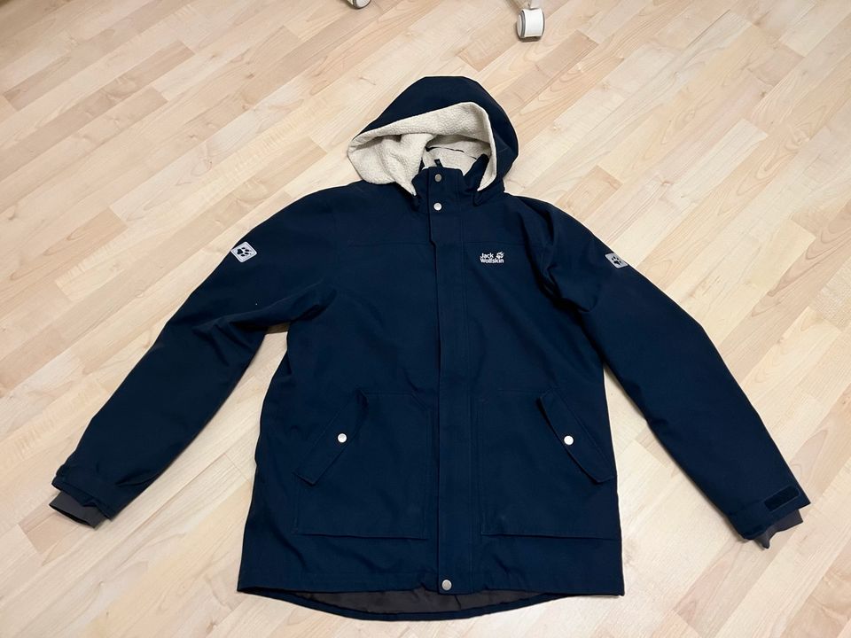 Jack Wolfskin Winterjacke, Gr. 176, dunkelblau mit Fell in Kiel