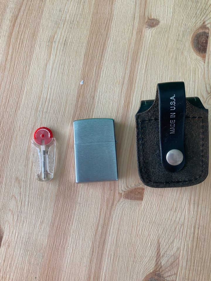 Zippo mit Ledertasche von 1996 in Hemer