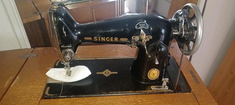 Alte Singer Nähmaschine 216 G mit Beschreibung und Schrank in Regen