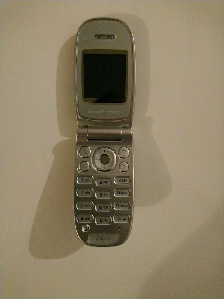 Handy Sony Ericsson z300i mit Ladekabel in Darmstadt