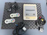 Super Nintendo SNES Konsole mit 2 Controllern Nordrhein-Westfalen - Erkelenz Vorschau