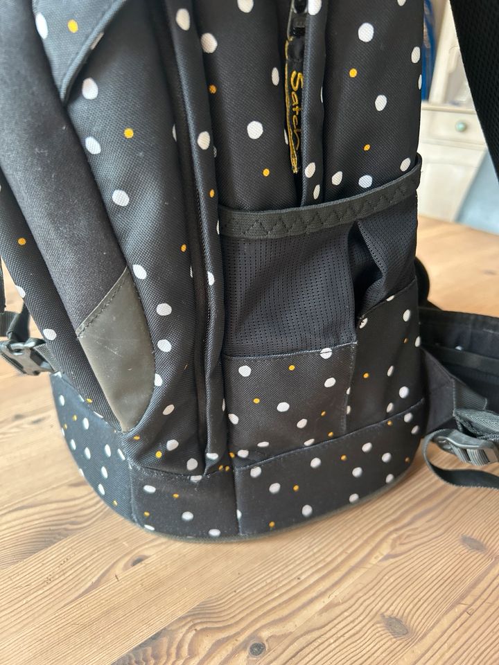 Satch Schulrucksack schwarz mit Punkten lazy Daisy in Karlstadt