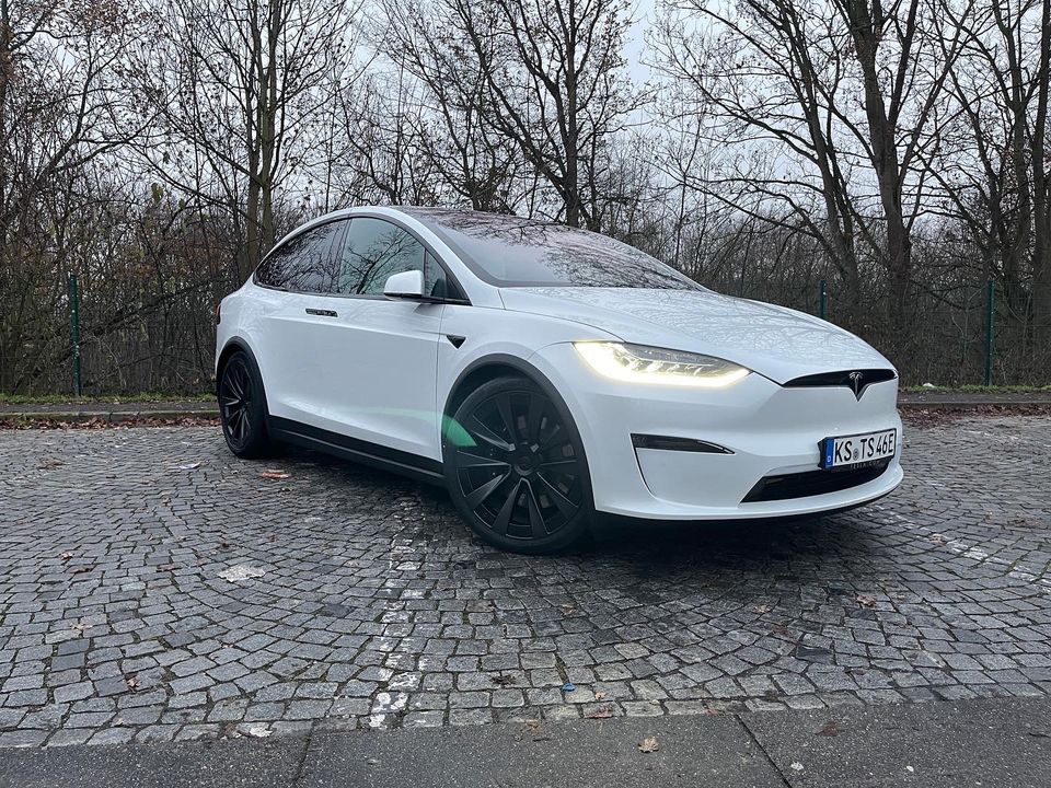 Tesla Model X Plaid mieten in Kassel