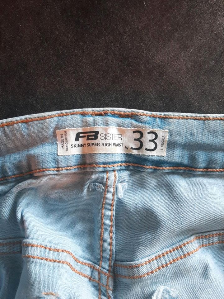 2 gut erhaltene Skinny Jeans hosen in Hamburg