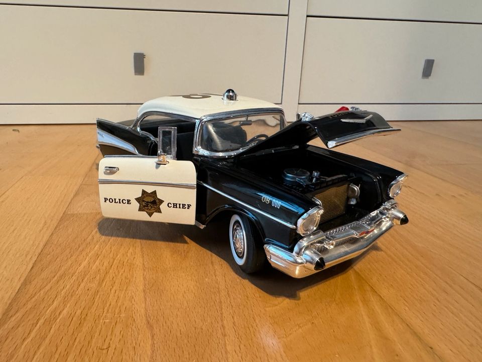 Road Legends '57 Chevrolet Chevy Bel Air Coupe Police Chief 1:18 in Tamm