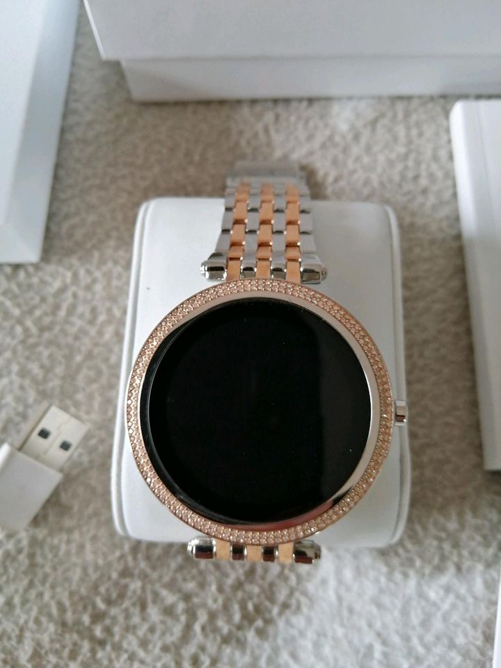 Michael Kors smart watch in Oeversee