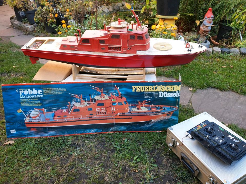 Feuerlöschboot Düsseldorf in Hamburg