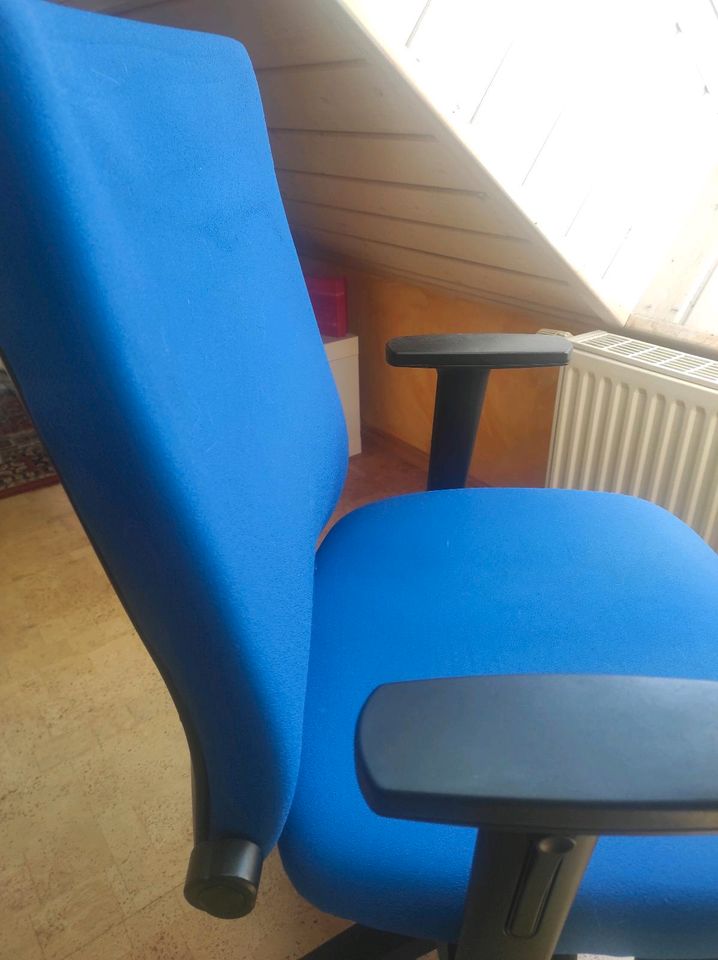 Dauphin Bürodrehstuhl in schönem blau in Röthenbach