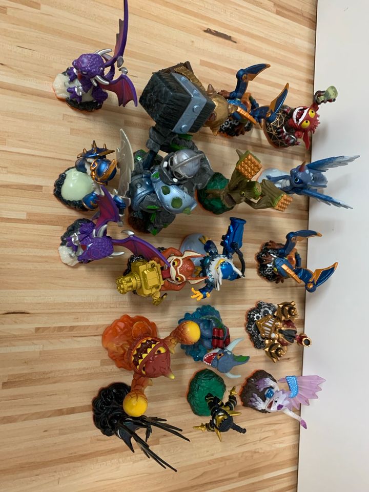 Skylander Figuren aus Skylander Giants Paket aus 15 Figuren in Egelsbach