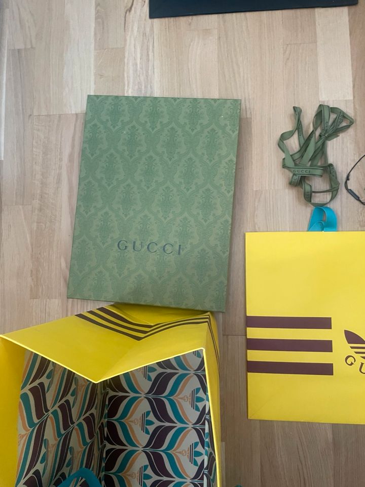 Gucci x adidas tüten Karton Schachtel in Königsberg i. Bayern