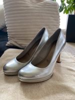 Tamaris Pumps silber glänzend 36 NEU Hochzeit/ Party Brandenburg - Großbeeren Vorschau