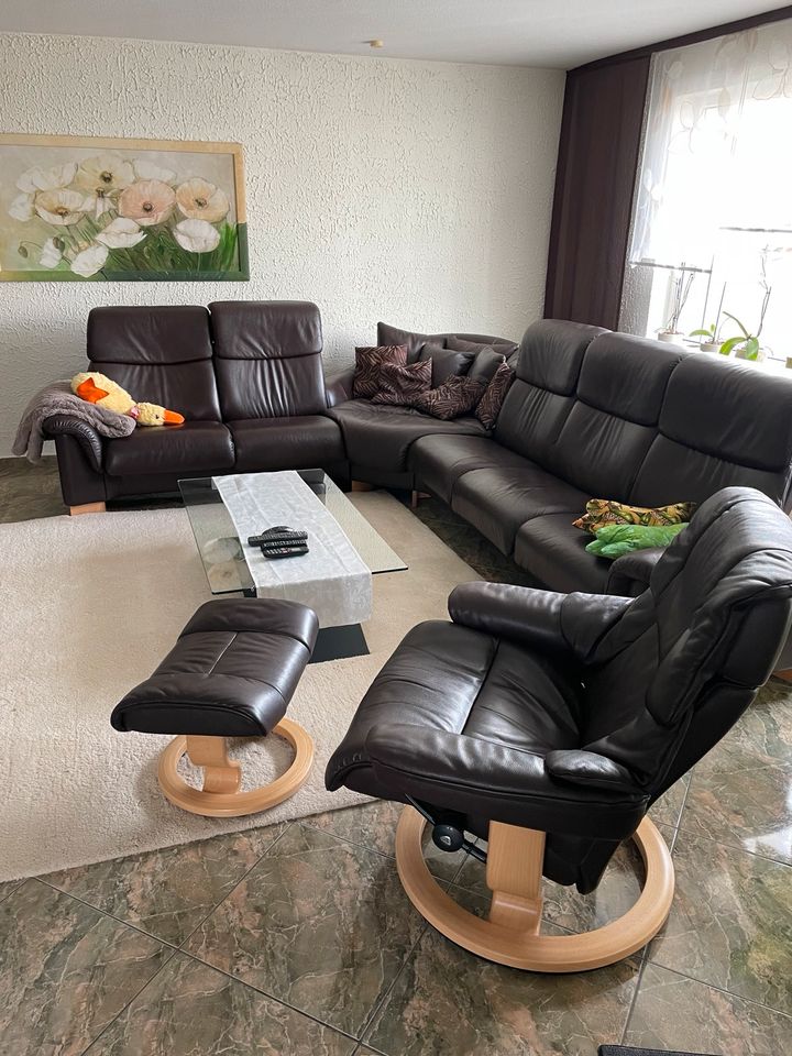 Stressless Couch/Eckcouch/Ledercouch mit Sessel und Hocker in Leipzig