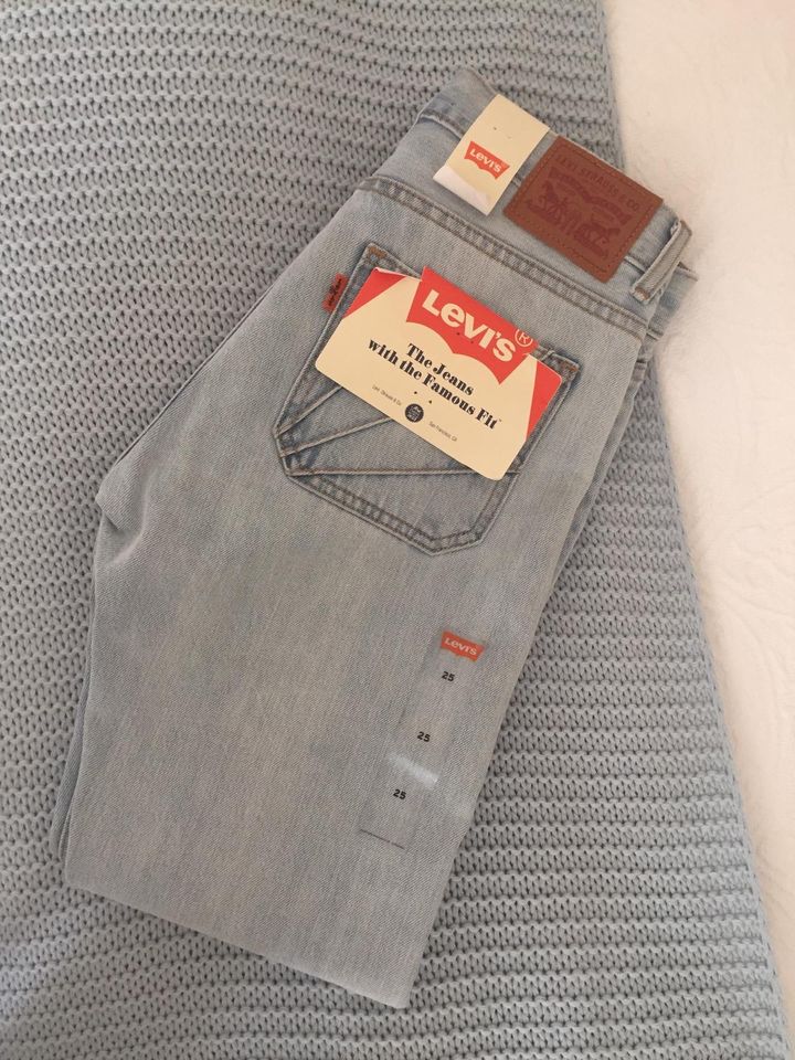 Levi’s Mom Jeans hellblau  Neu mit Etikett Gr 25(XS) in Quickborn