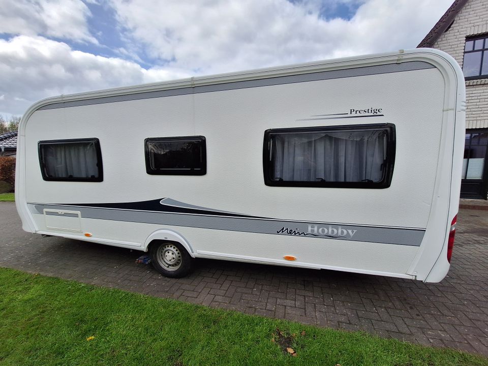 Hobby Prestige 540 UFE mit Festbett, Mover und Vorzelt in Erfde