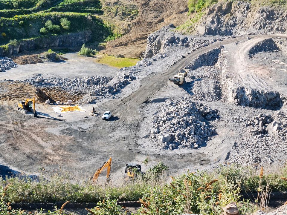 Basalt Kalk Recyclingschotter Natursteine Schüttgut Container in Dermbach