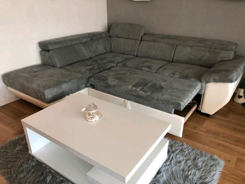 Couch Sofa Wohnlandschaft weiß grau L-Couch neuwertig in Schönebeck (Elbe)