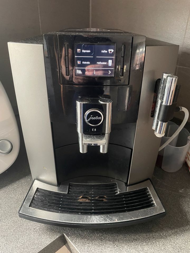 Verkaufe Jura E8 Kaffeevollautomat in Duisburg