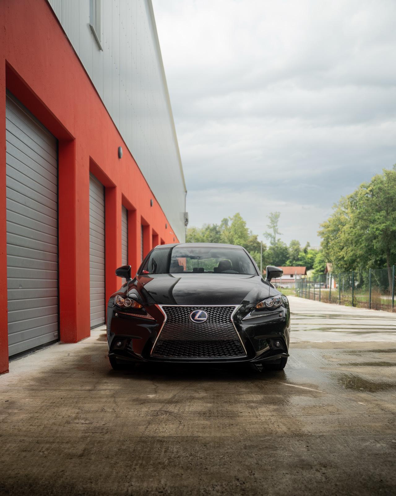Abbildung des Autos Lexus is 300h F-Sport  m…