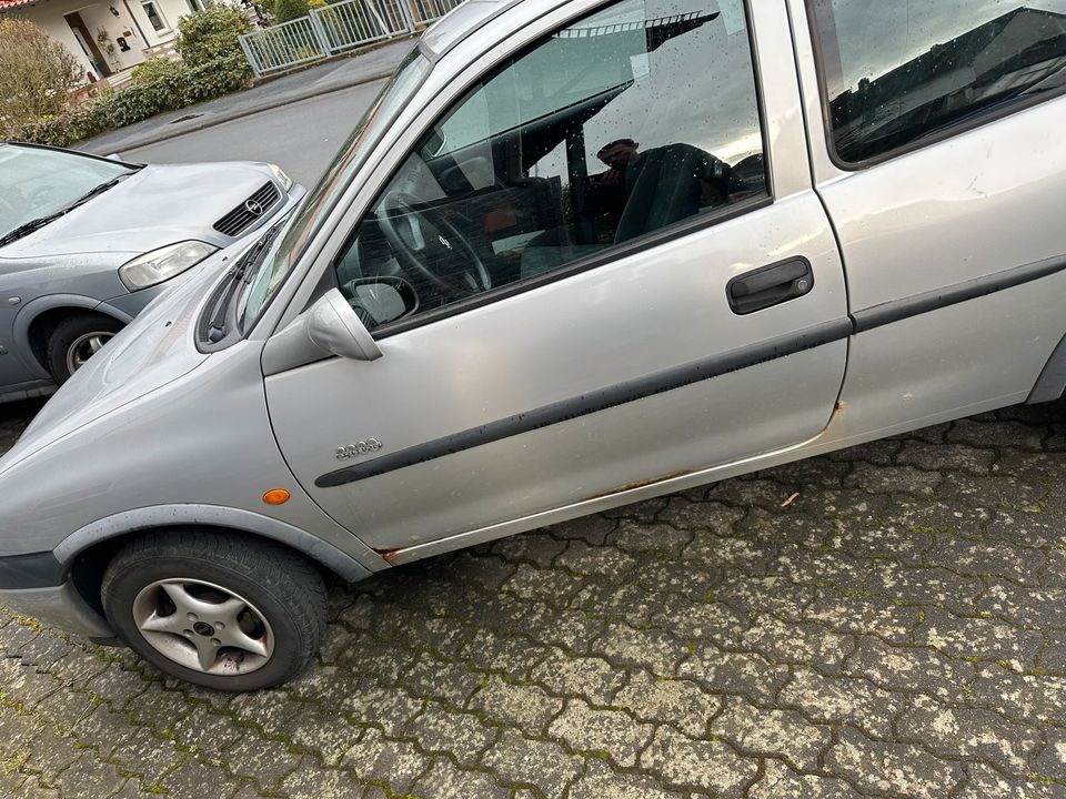 Opel Corsa Baujahr 2000 ohne TÜV aber fahrbereit in Haiger