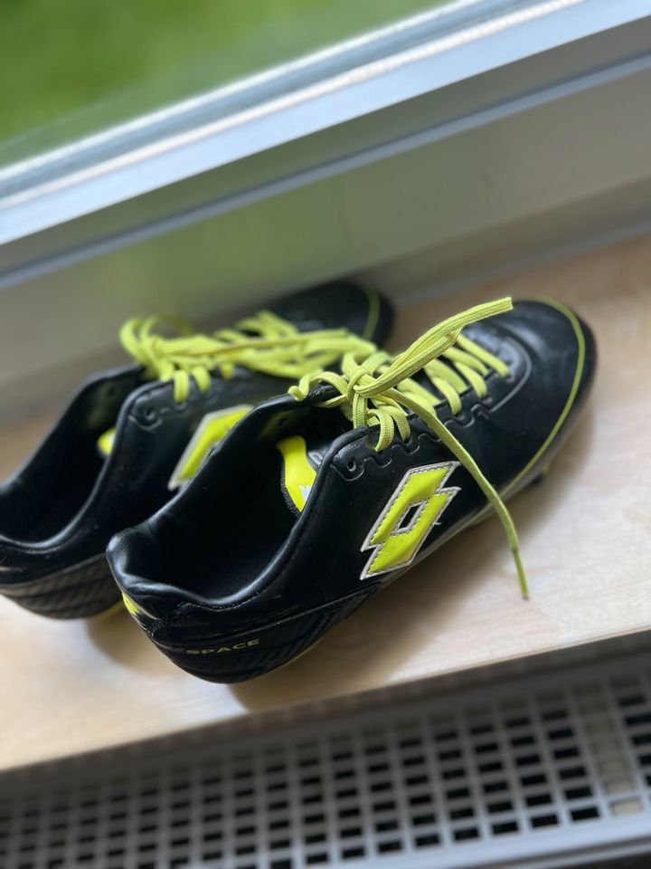 Fußballschuhe Lotto Gr.35 in Wilhelmshaven