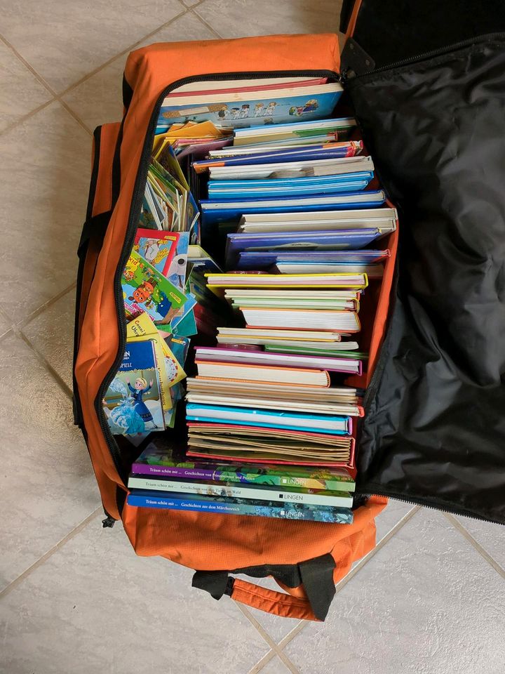 Kinder Büchersammlung inkl Reisetasche in Hamburg