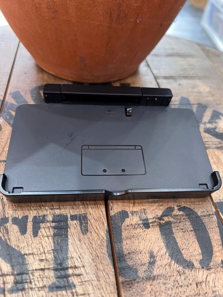 Nintendo 3ds mit ladeststion und Ladekabel in Berlin