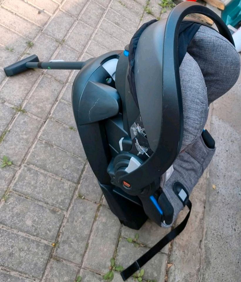 STOKKE BeSafe Schale + IZI GO İSOFİX Einfassung für Auto in Weil am Rhein