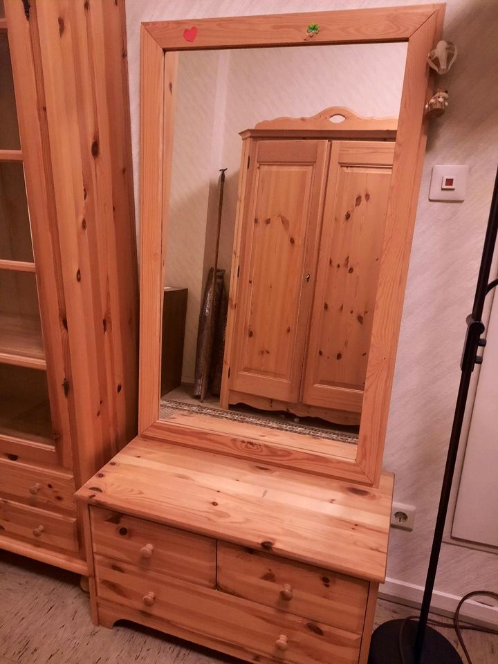 Kommode und Spiegel aus massiven Holz in Neuss