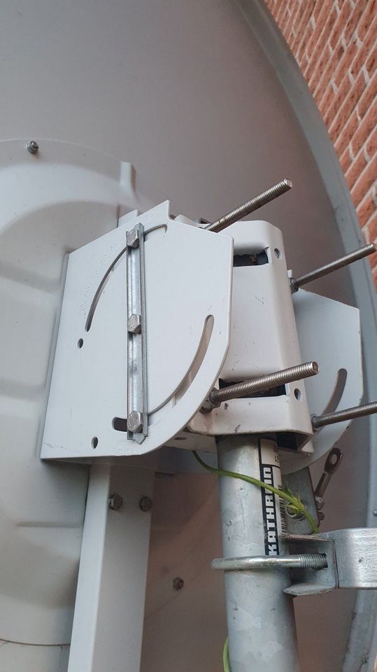 SAT-Anlage mit Grundig Twin-LNB GLT 401 (Satellitenschüssel) in Bergen