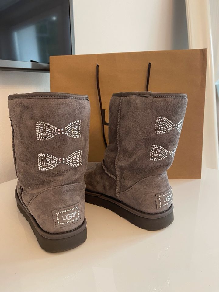 UGG Boots Swarovski Edition Gr.40 grau Lammfell neuwertig in Saarbrücken