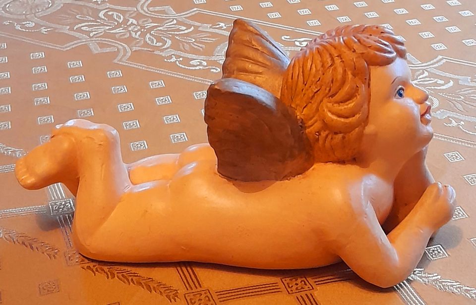 Advent Weihnachten Engel liegend aus Keramik beige golden in Saarbrücken