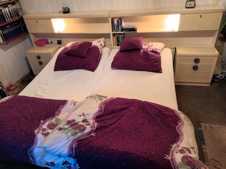 Schlafzimmer Bett mit Nachttische in Duisburg
