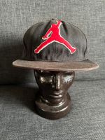 Air Jordan Cap 7 1/2 schwarz rot Basketball Hessen - Nüsttal Vorschau