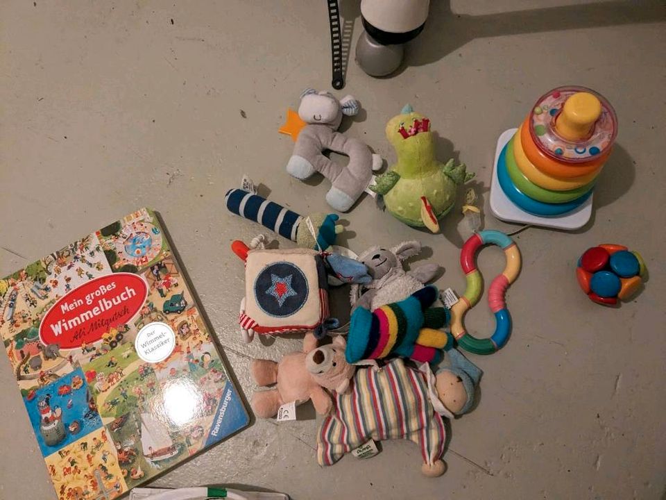 Tüte voll mit Spielzeug, Spielzeug für Babys, Babyspielzeug in Glinde