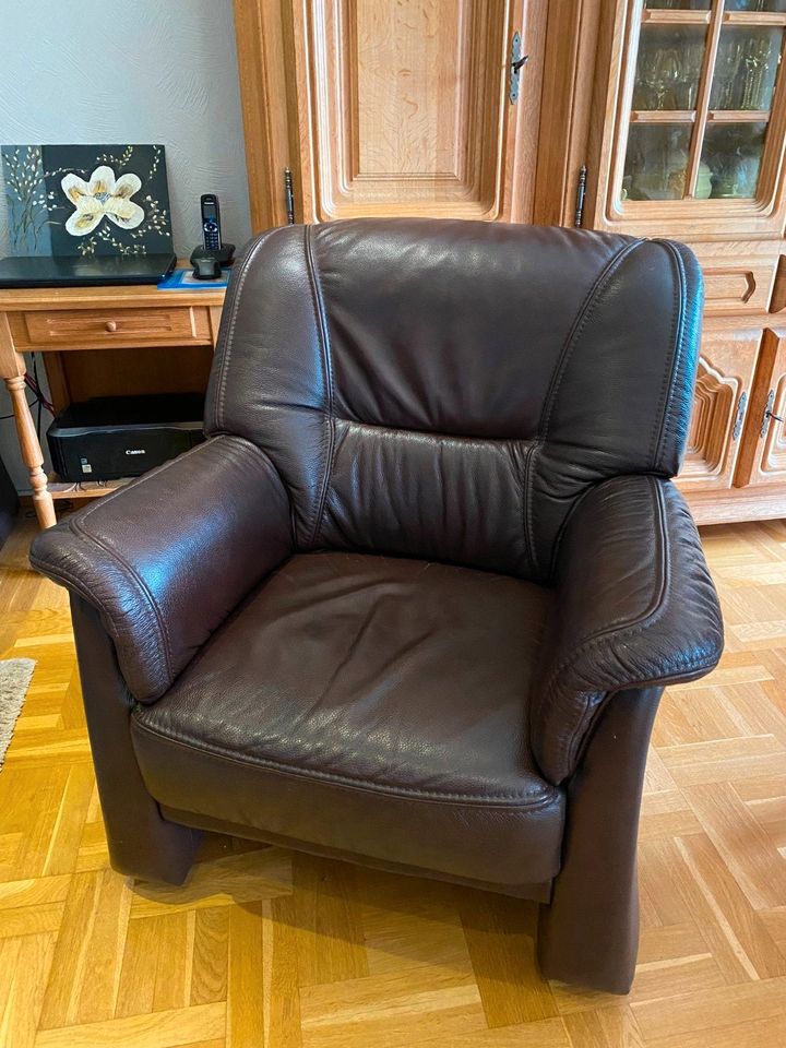 Couchgarnitur - 2er Couch und Sessel, gut erhalten, braunes Leder in Neuss