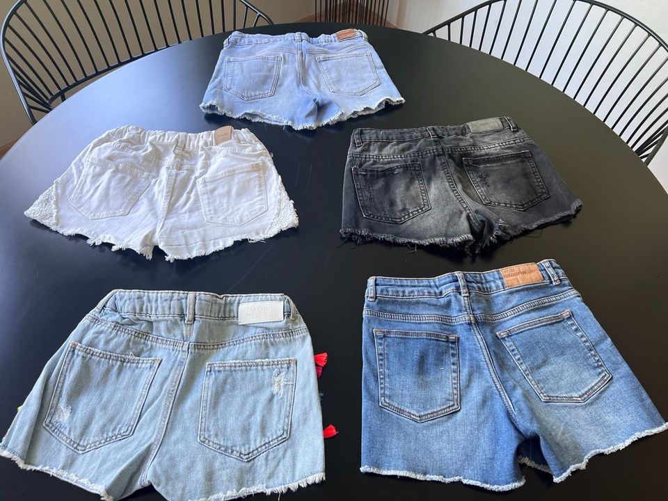 Jeans Shorts Zara Bekleidungspaket Jeans weiß blau Gr.140 in Ingolstadt