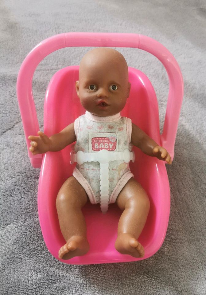 Kleines Püppchen in Maxi Cosi (Babyschale) in Kernen im Remstal