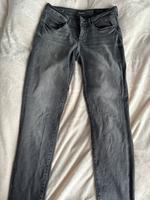 Guess Jeans Damen 28/30 grau Nordrhein-Westfalen - Iserlohn Vorschau